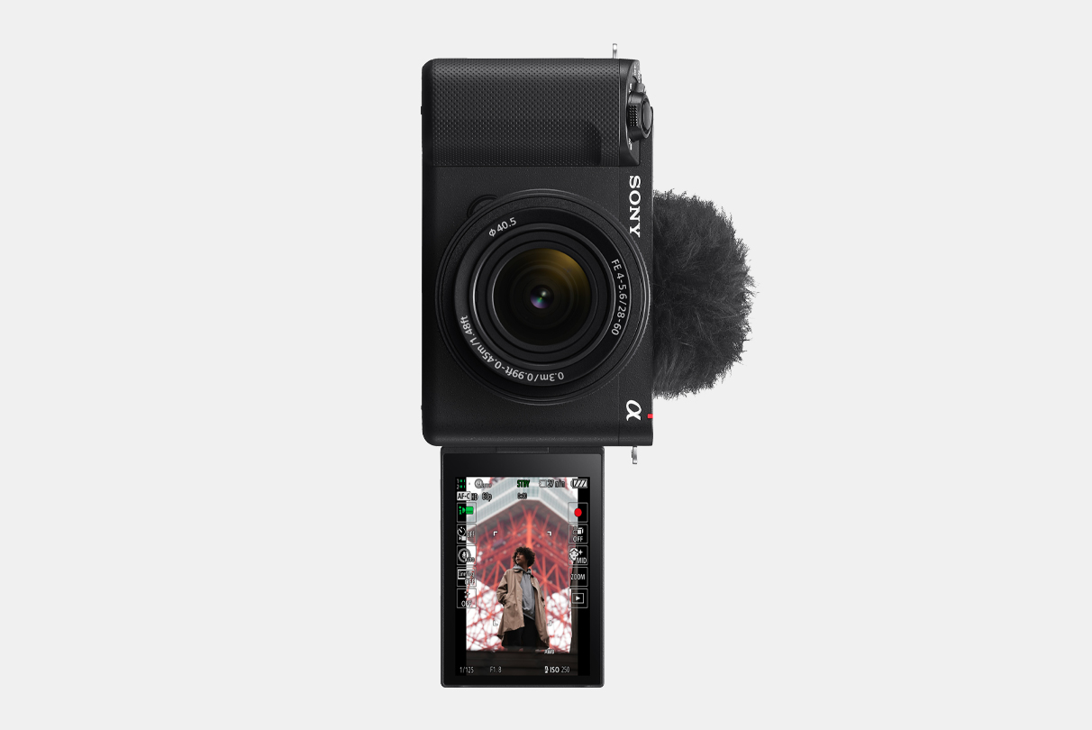 LCD 디스플레이가 앞을 향하도록 뒤집은 ZV-E1 카메라의 이미지와 정보 표시용 세로 디스플레이에 표시된 남성의 이미지