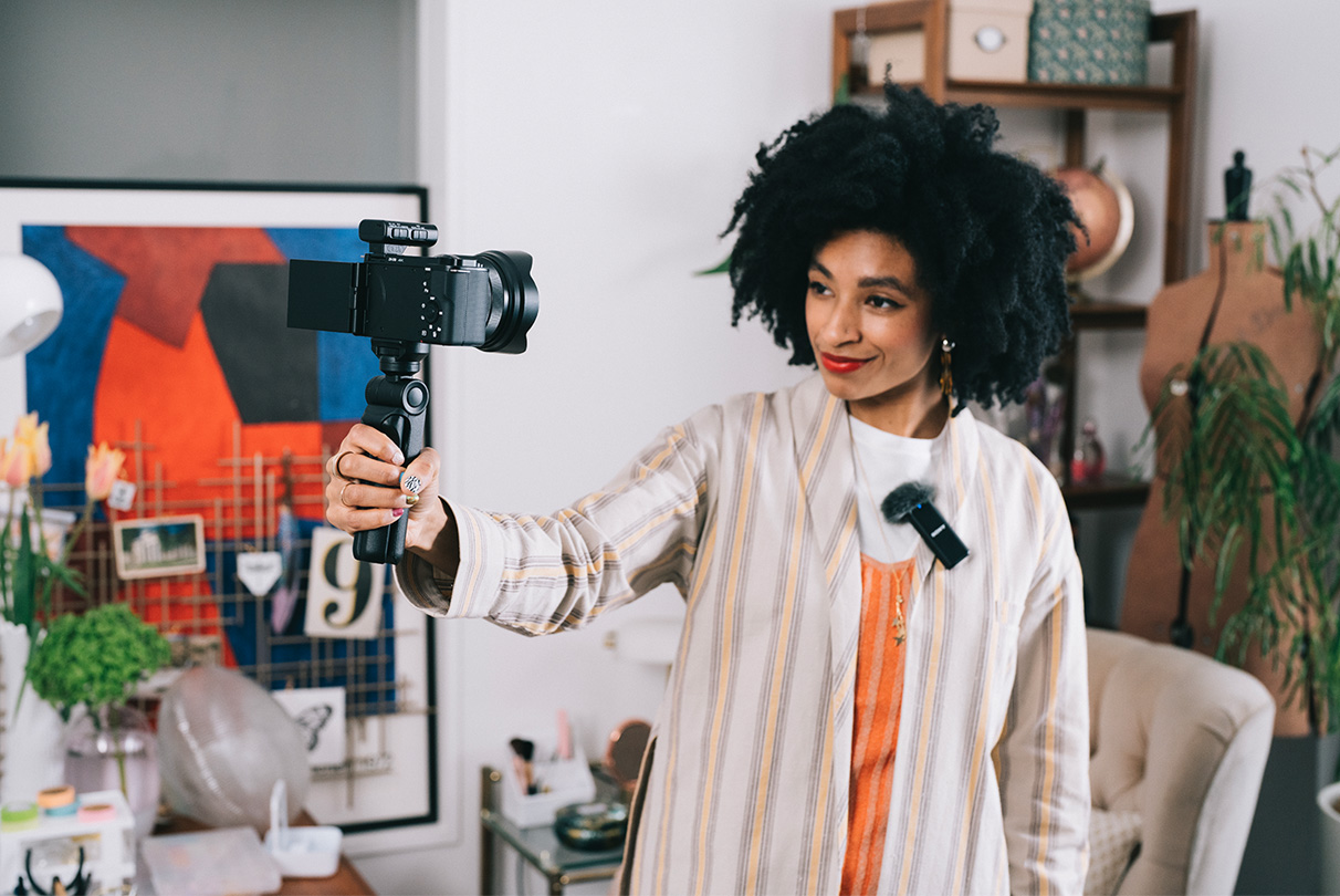 기존의 아날로그 오디오 전송과는 달리 케이블 신호 간섭에 대해 걱정할 필요가 없습니다. MI 슈를 통해 ZV-E10을 디지털 오디오 인터페이스를 지원하는 소니 마이크와 연결하기만 하면 선명하고 노이즈가 적은 올디지털 오디오를 즐길 수 있습니다. 더욱 뛰어난 오디오를 원할 경우에는 카메라의 마이크 잭을 통해 선호하는 마이크를 연결할 수도 있습니다.