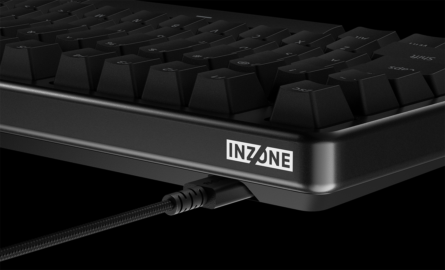 코일 케이블을 비롯한 INZONE KBD-H75 키보드의 측면 뷰